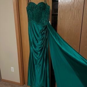 Elegant Green Strapless Gown